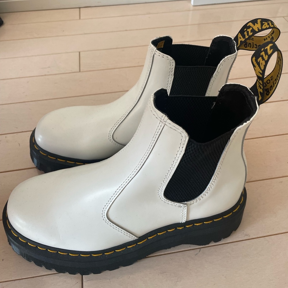Dr. Martins 2976 Smooth Leather Platform Chelsea Boots